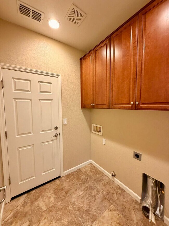 Building Photo - 10787 Grayslake Dr