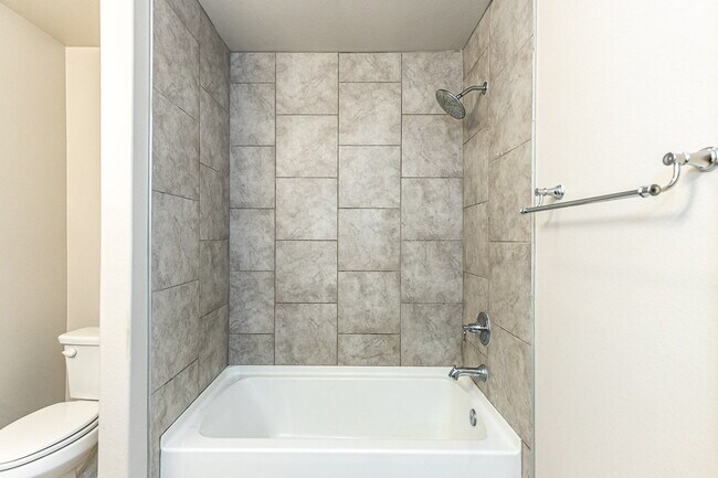 Building Photo - Newer 3/2/2 Home in Bell Farms!