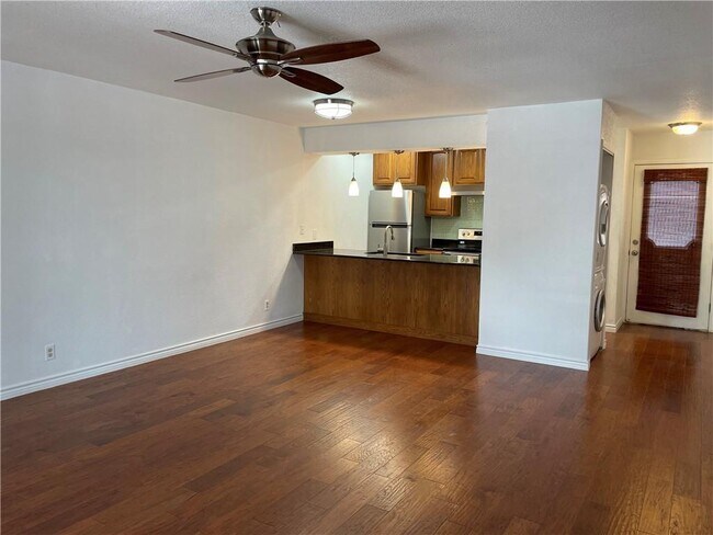 Building Photo - 6501 E Hill Dr