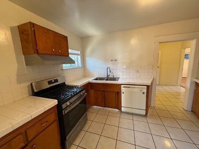 Building Photo - 3 bedroom 2 bath house in Long Beach