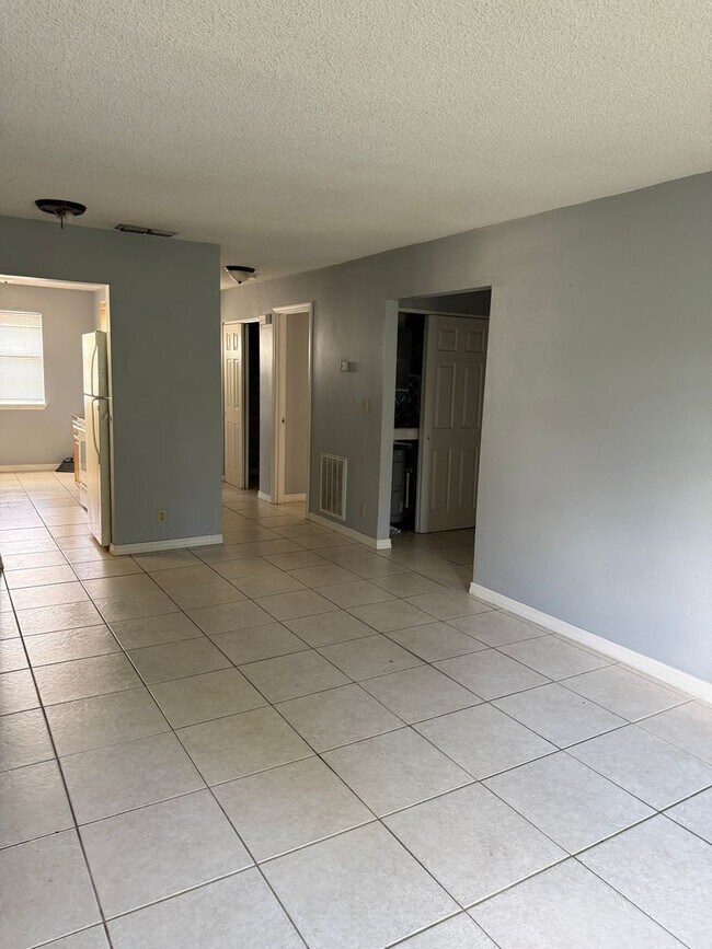 Building Photo - 2 bed 1 bath with 855 sf. Great location b...