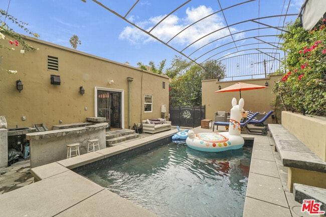 Building Photo - 1051 S Stanley Ave