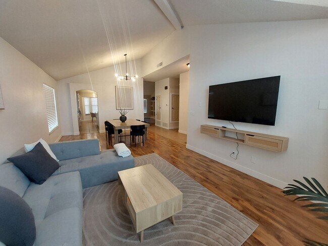 Building Photo - 4 BEDROOM 2 BATHROOM HOME 3 CAR GARAGE HOM...