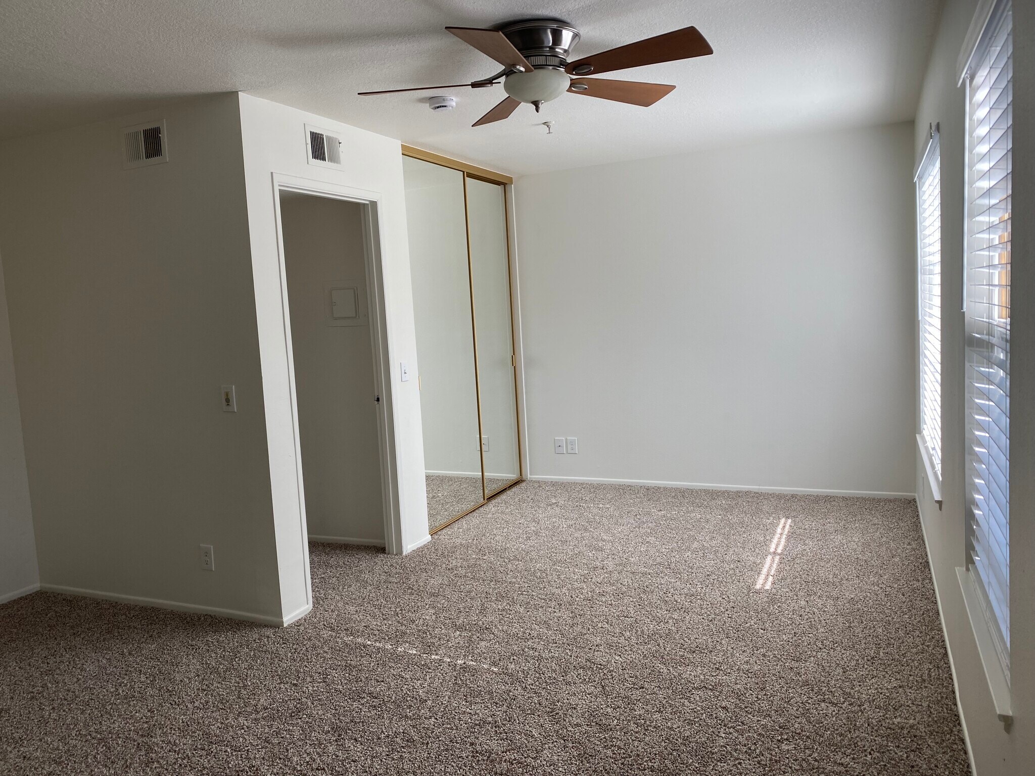 Building Photo - 18252 Parkview Ln