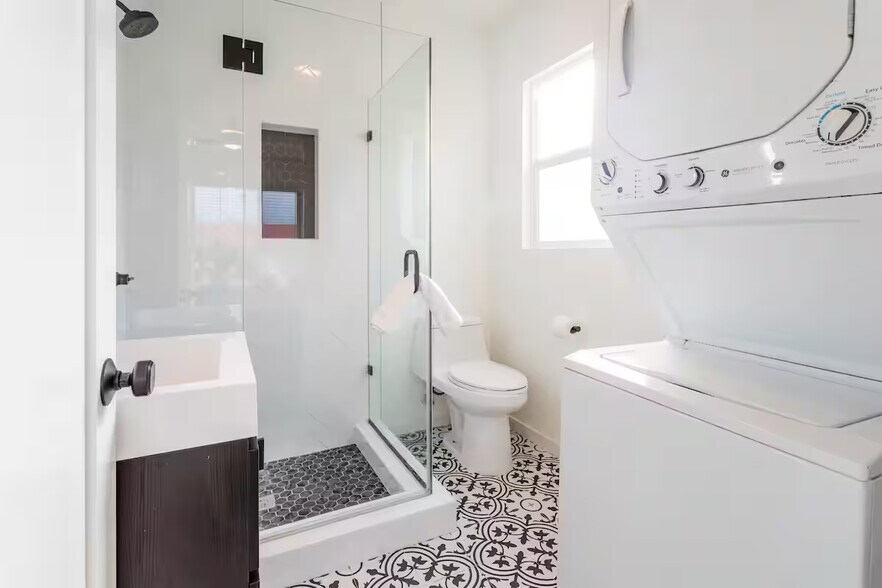 Building Photo - 331 1/2 N Alexandria Ave