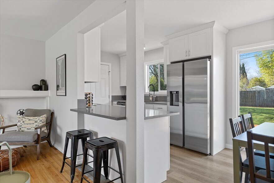 Building Photo - 4775 SW Beech Dr