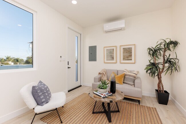 Building Photo - Luxury One-Bedroom Apartment Close to Montgomery-Gibbs