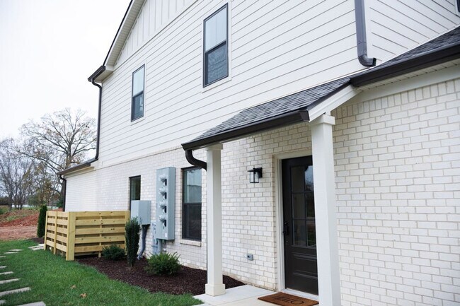Building Photo - 562 Old Lovers Ln