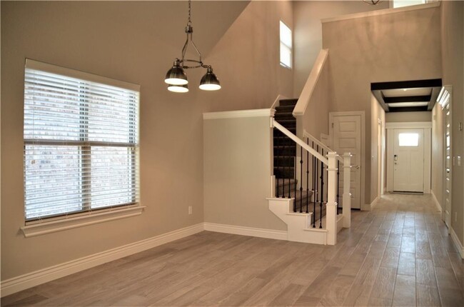 Building Photo - 1800 SW Riverstone Rd