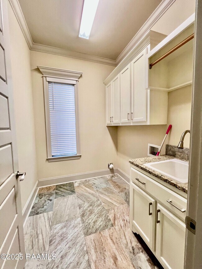 Building Photo - 411 Dunvegan Ct