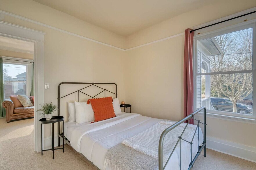 Building Photo - 502 NE 29th Ave