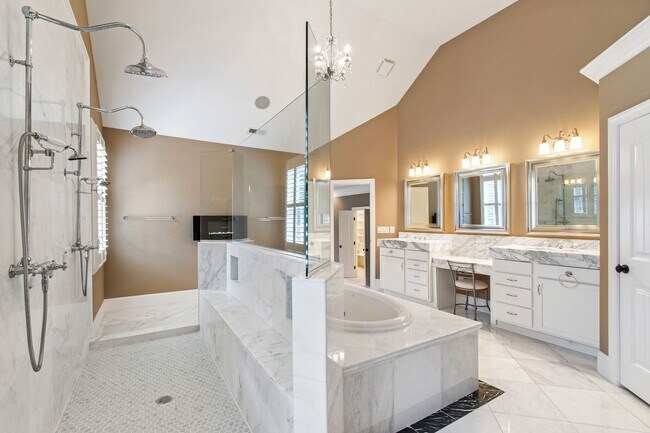 Building Photo - Elegant 5-Bedroom Residence with Luxurious...
