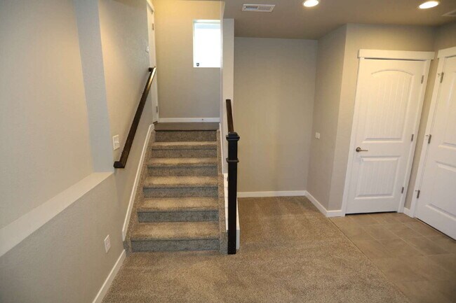 Building Photo - Stunning 3-Story urban style house for rent