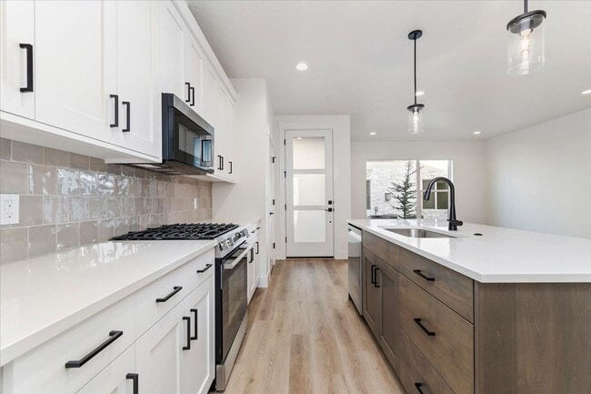 Building Photo - Brand New 3 Bed 2.5 Bath Townhouse With Many Amenities