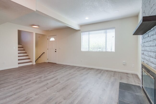 Building Photo - Downtown Vista Townhome, Available Now!