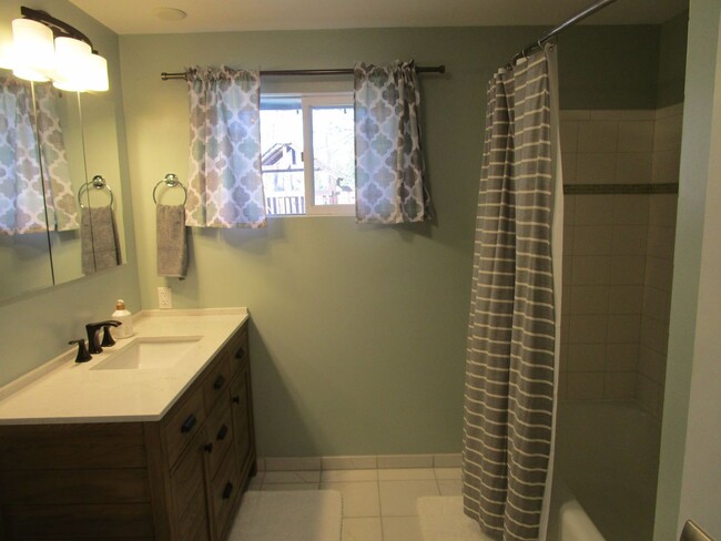 Building Photo - Charming  Furnished 3 bedroom Home in Whit...