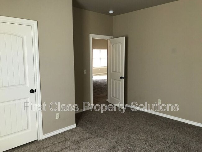 Building Photo - 1721 Sharon Dr