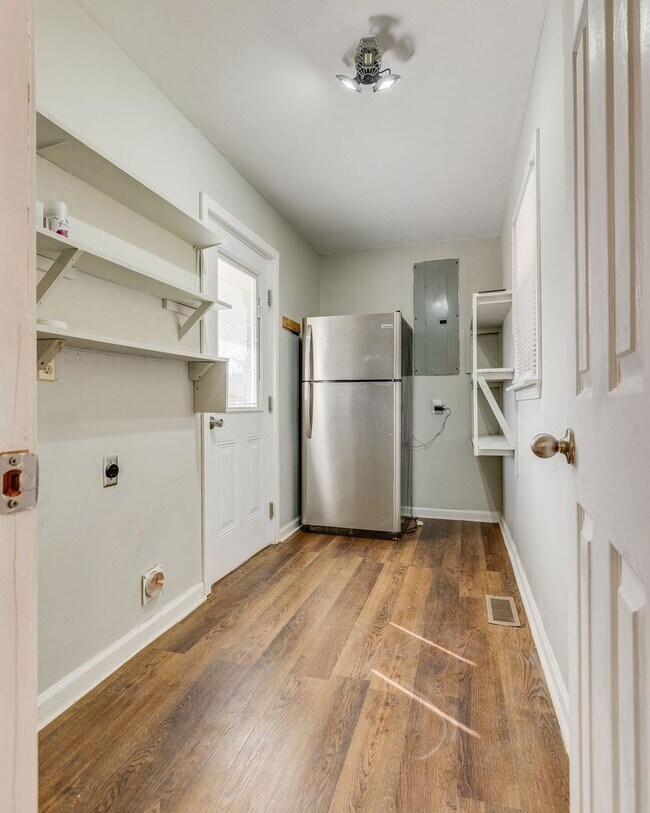 Building Photo - 606 Pine Ridge Rd