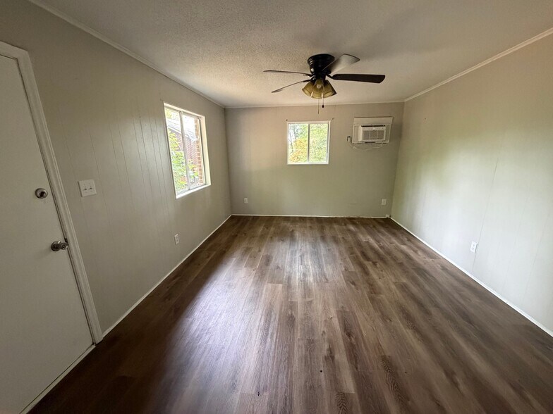 Building Photo - 114 Oakspring Ln