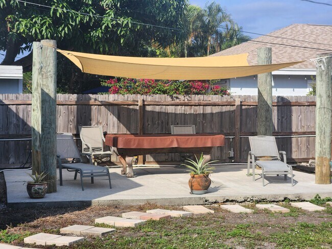 Building Photo - 1219 N M St