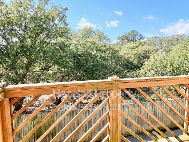 Building Photo - 839 Little Bay Ave