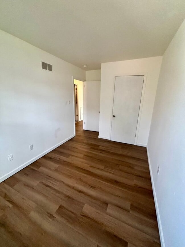 Building Photo - 68 Village Dr