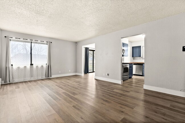 Building Photo - 2606 Lake Rd