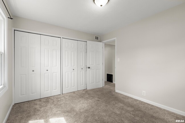 Building Photo - 5209 N Glen Elm Dr