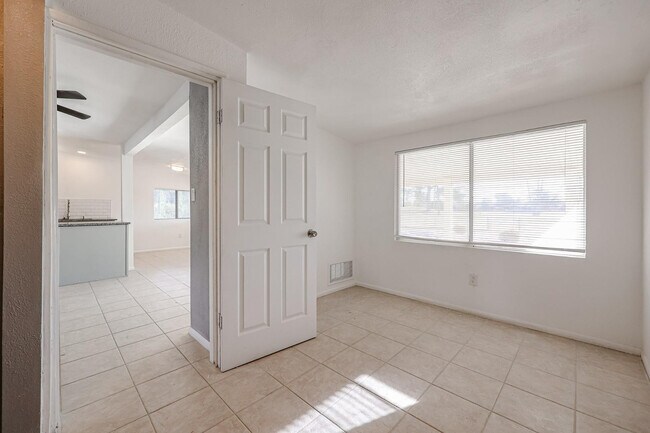 Building Photo - 11417 N Hacienda Dr