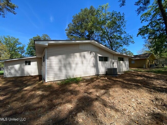 Building Photo - 523 Sardis St