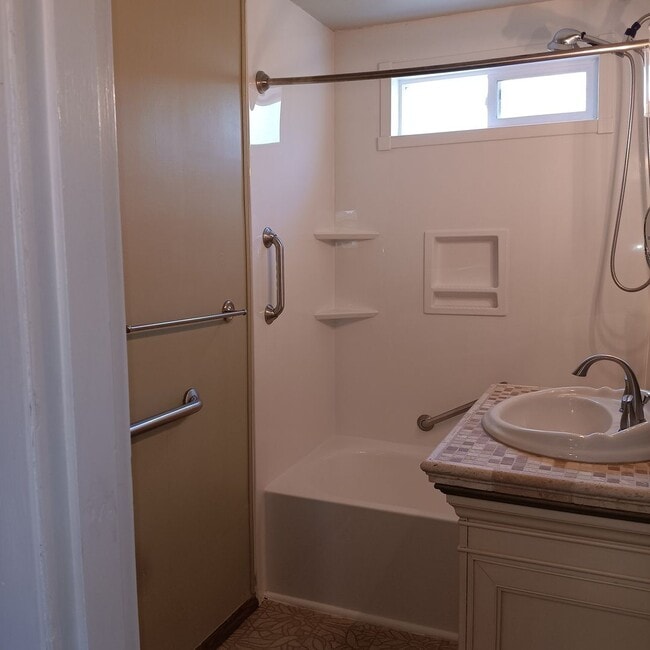 Building Photo - Charming Place To Call Home in Salem