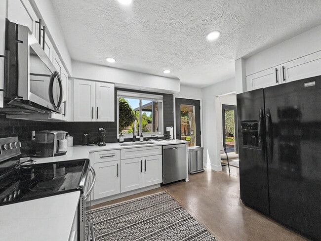 Building Photo - 9608 Merion Cir NE