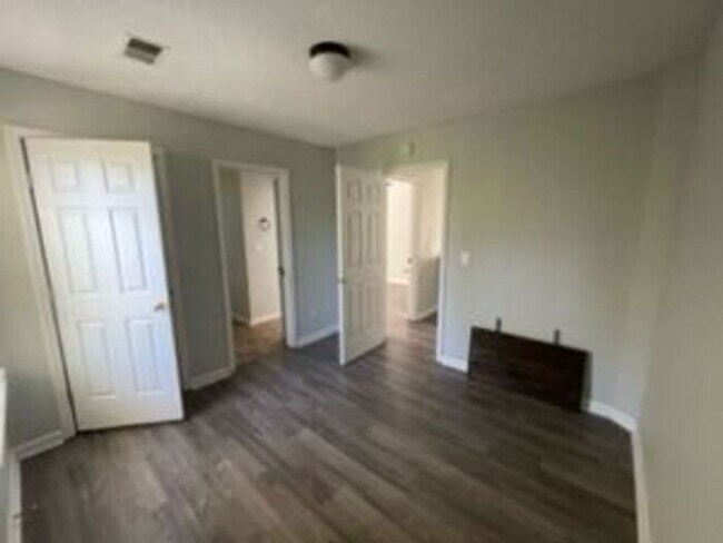 Building Photo - 122 Oak Cove Dr