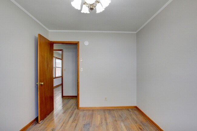 Building Photo - 104 W McReynolds Dr