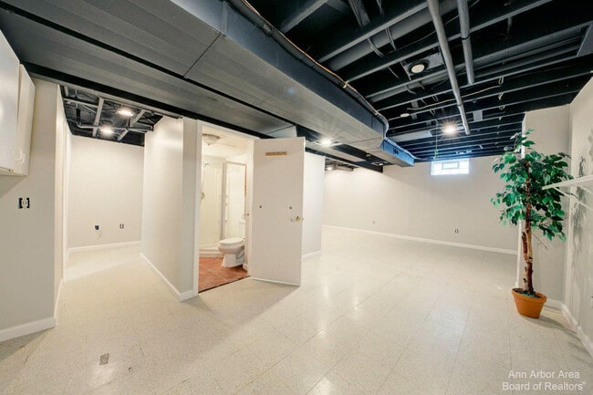 Building Photo - 3127 Dunwoodie Rd