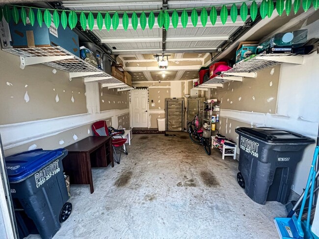 Building Photo - Stunning and Spacious 3 Bed, 2.5 Bath End-...