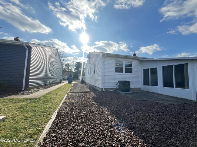 Building Photo - 9 Westport Dr