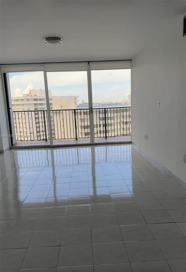 Building Photo - 1450 Brickell Bay Dr