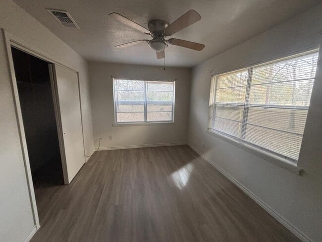 Building Photo - 805 Pershing Ave