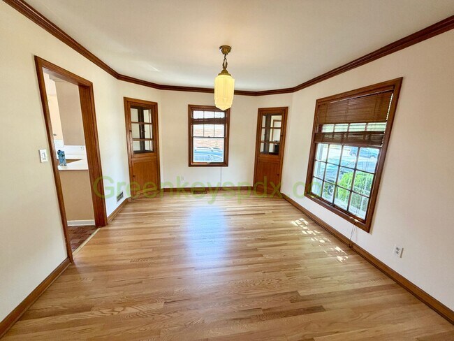 Building Photo - Lovely 3-Bedroom, 2-Bathroom House with Detached Garage in North Portland