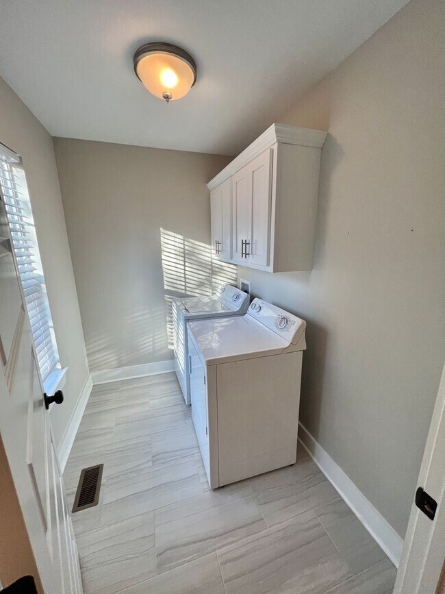 Building Photo - Updated 3 Bed, 2 Bath Cottage in Heart of Lockeland Springs w/ 1 Car Garage