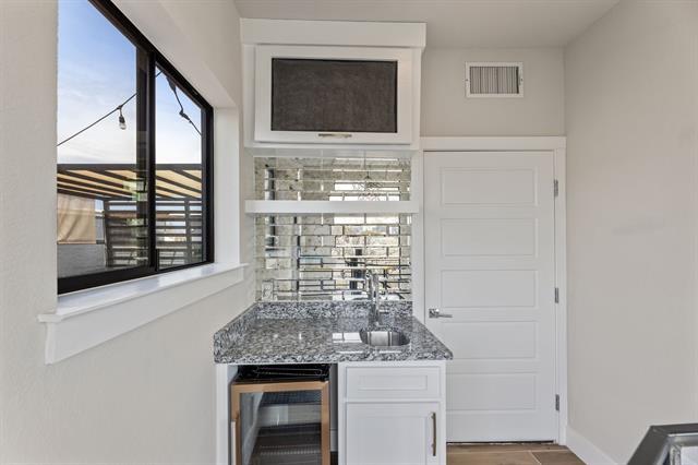 Building Photo - 4522 Deere St