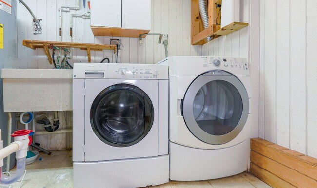 Building Photo - Bright and Spacious Townhome Living Near Reston