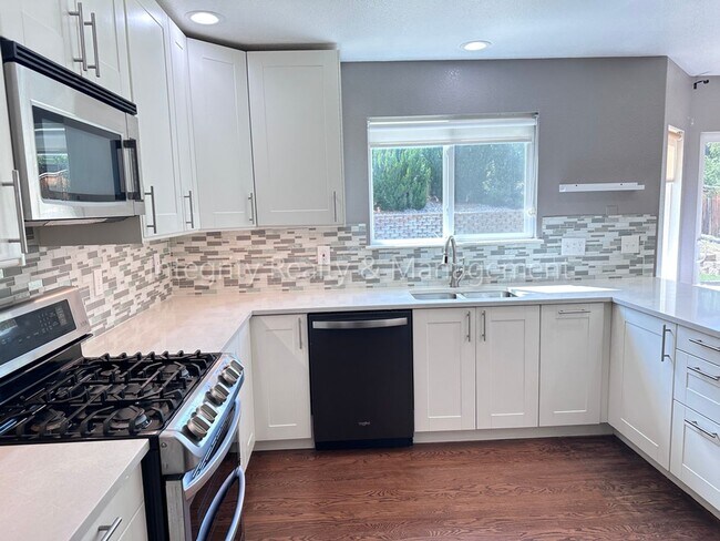 Building Photo - 10163 Foxridge Cir