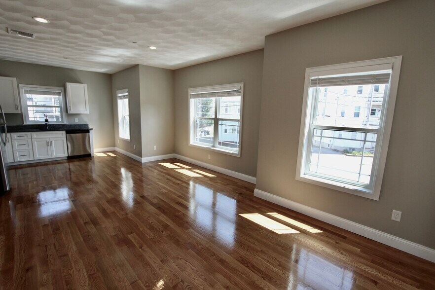 Building Photo - 9 Dehon St