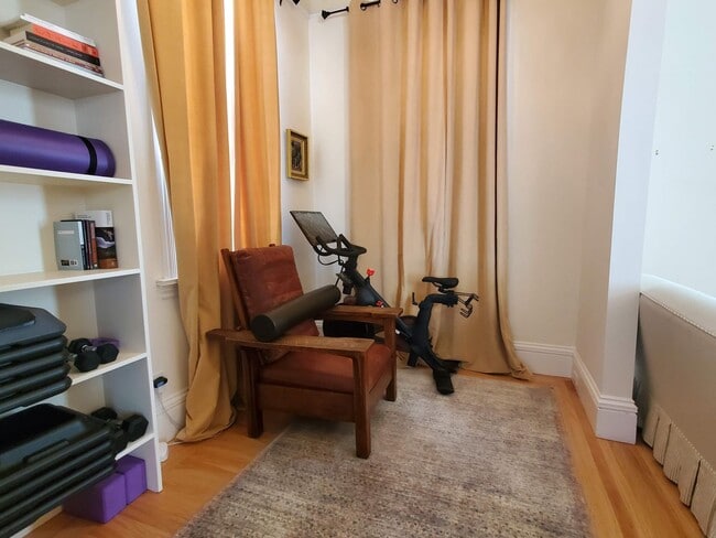 Building Photo - Noe Valley Beautifully Updated Top Floor Two Bedroom w. Chef's Kitchen and Laundry