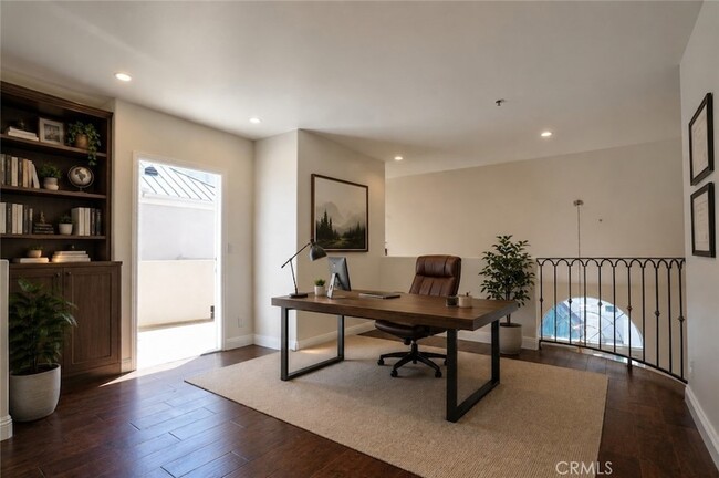 Building Photo - 930 N Doheny Dr