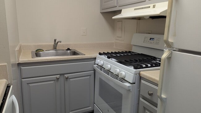 Building Photo - Cozy 1 Bed 1 Bath Condo In Vibrant Pavilion On The Park