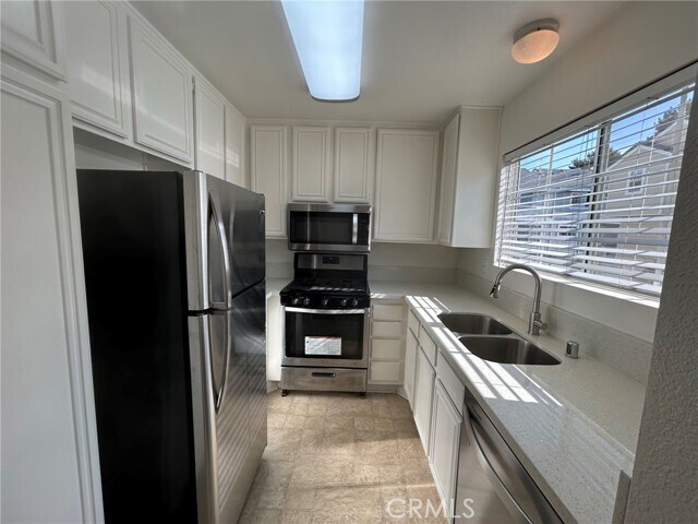 Building Photo - 2800 Plaza del Amo