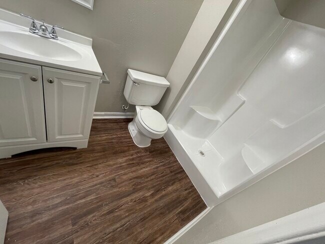 Building Photo - 15 McArthur Dr